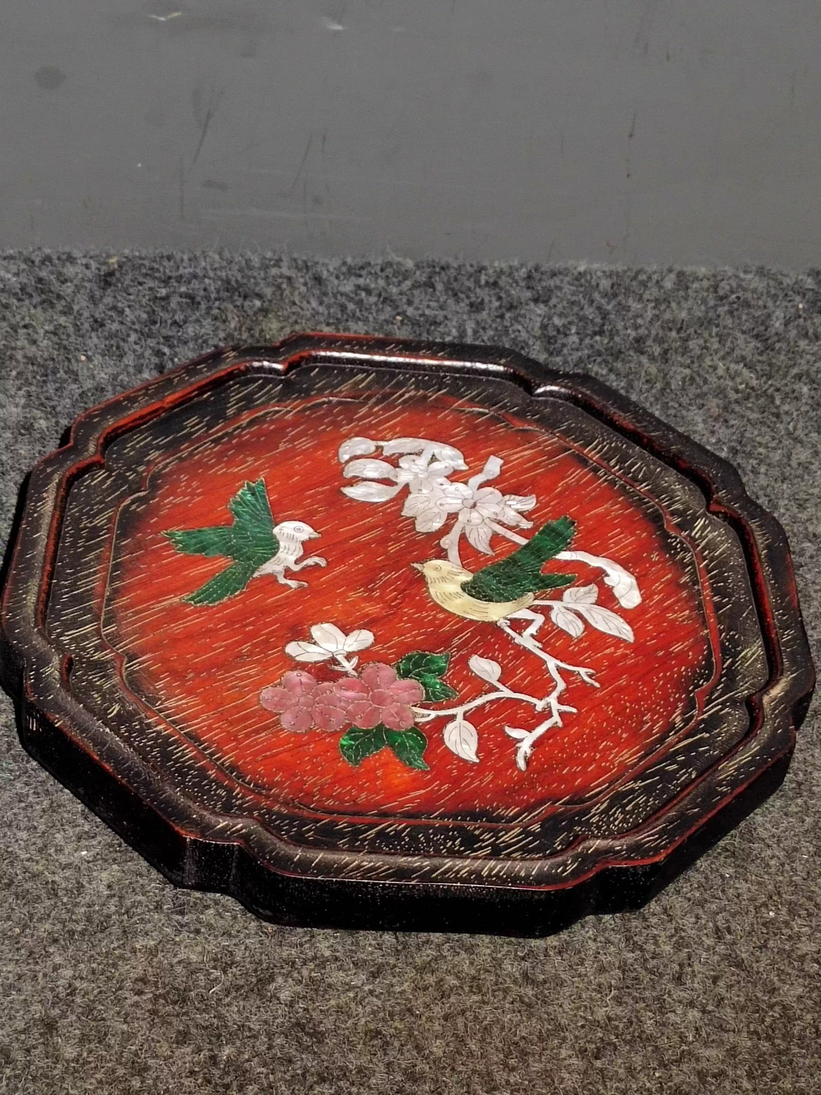 A rosewood tea tray inlaid with colorful mother-of-pearl and seashells [Double Happiness]: Dimensions: Length 24cm, Width 24cm, Thickness 2.7cm, Weight: 730g