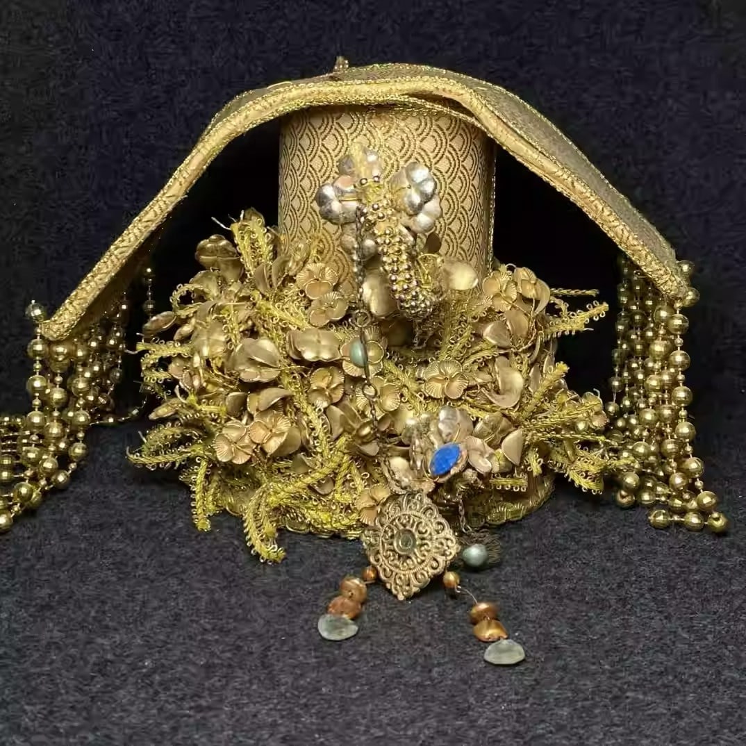 Exquisite Embroidered Gilded Official Hat: Dimensions: Length 34cm, Width 31cm, Height 22.5cm