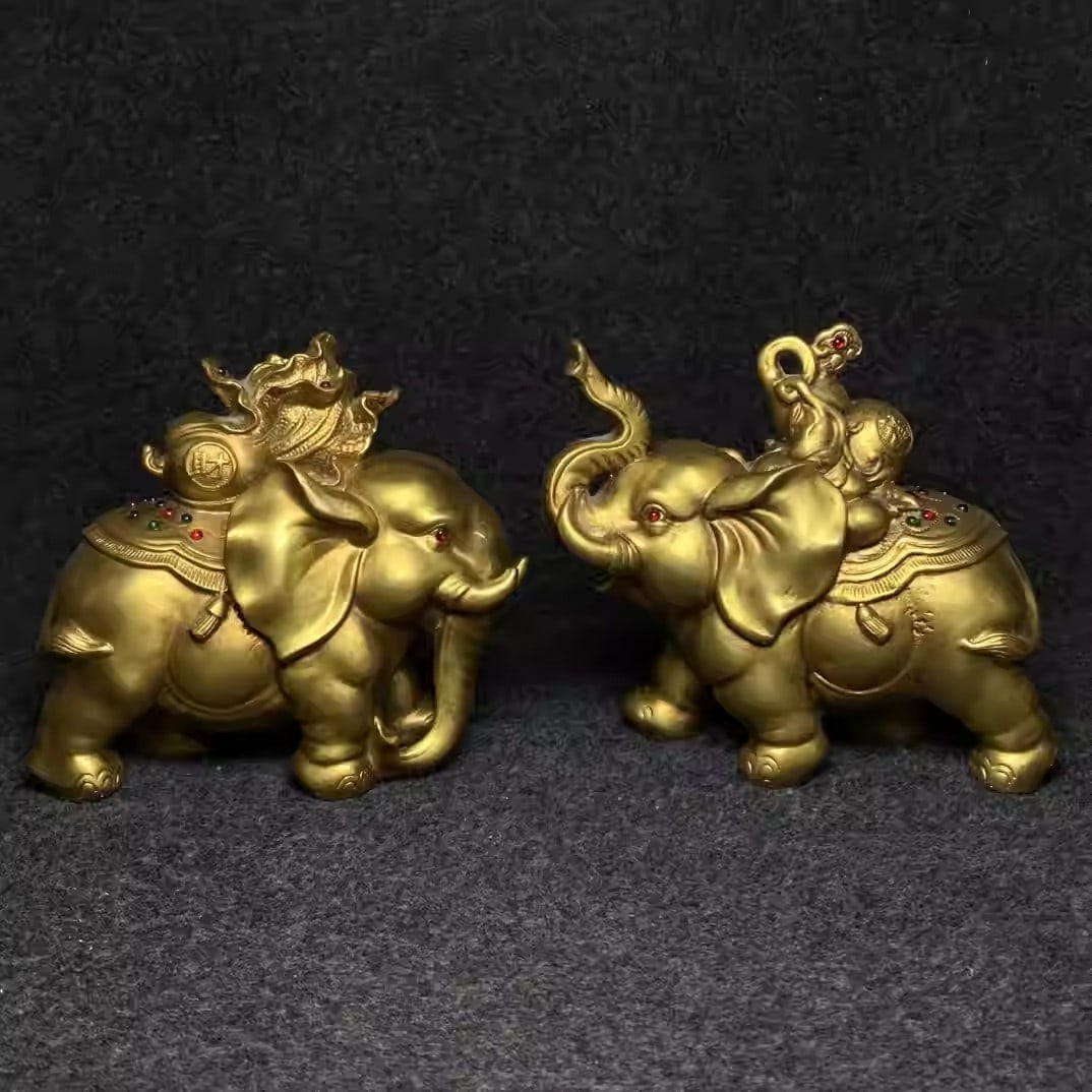 A pair of gilt bronze elephants: Box dimensions: 49/25/16 cm (L/W/H)