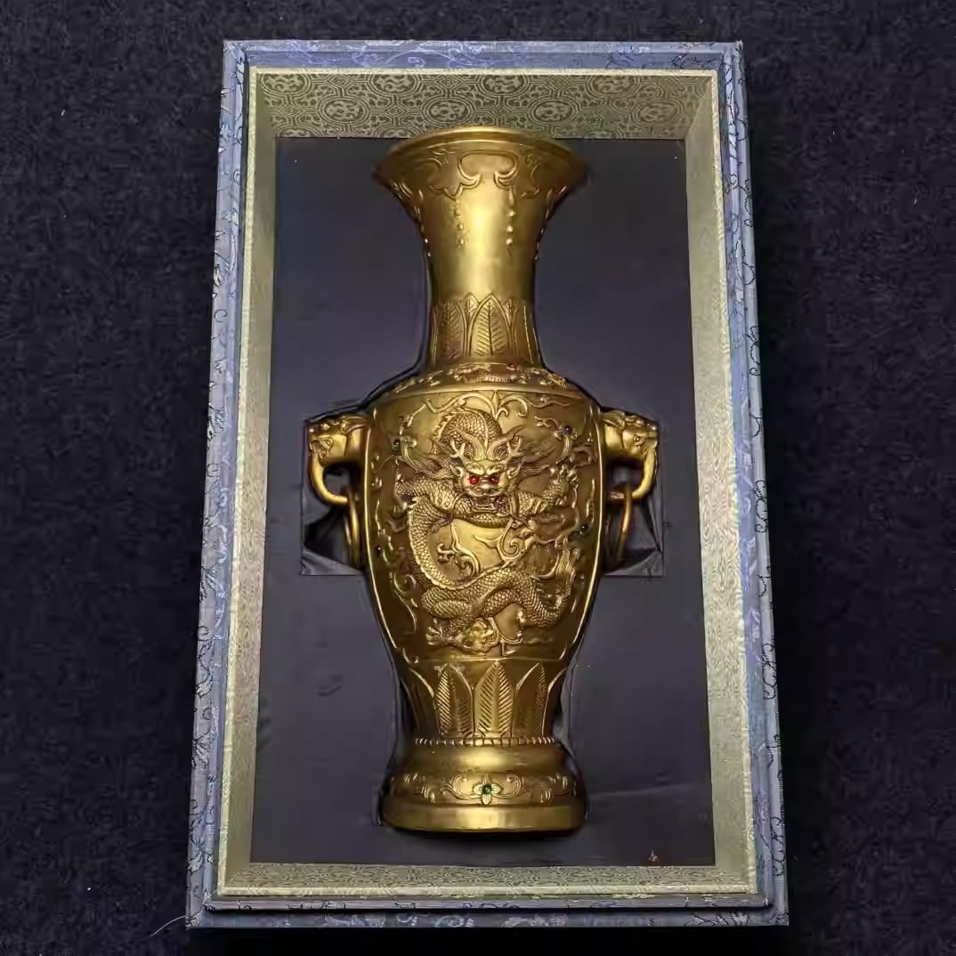 Gilded bronze vase ornament: Vase dimensions: 16.5/13/31 cm (L/W/H), Box dimensions: 38/23.5/17 cm (L/W/H).