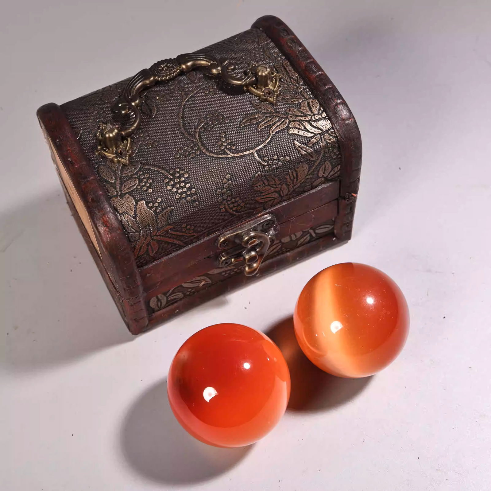 A pair of cat's eye stone exercise balls/handballs with an old wooden box: The ball weighs 140 grams and has a diameter of 5 centimeters.