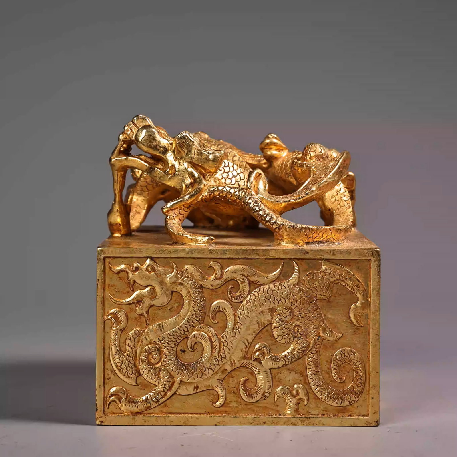 High-relief engraved gilt dragon seal ornament: High-relief engraved gilt dragon seal ornament