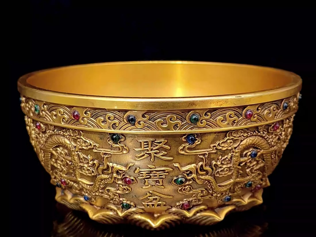 Gilded bronze treasure basin ornament: The treasure basin is 18 cm wide, 8 cm high, and weighs 1461 grams. The box is 25 cm long, 25 cm wide, and 11 cm high.