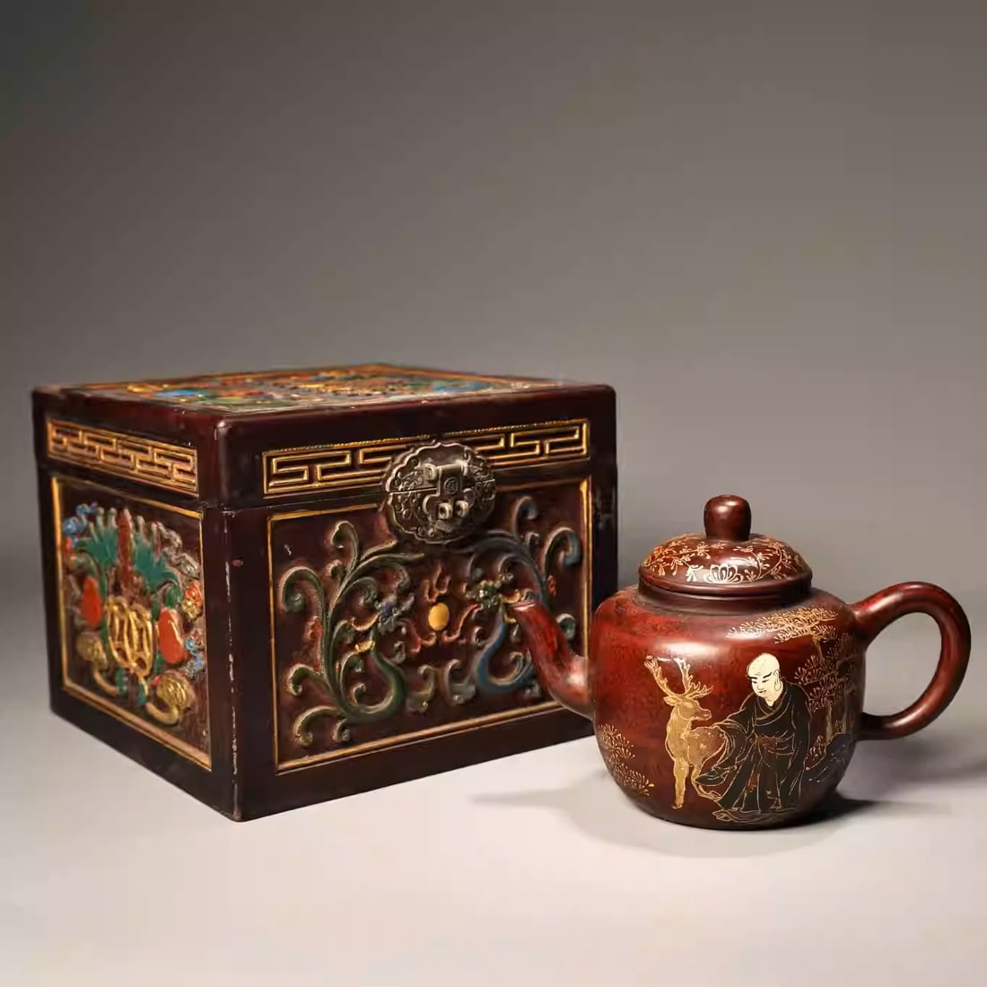 Gilded zisha teapot with antique relief and painted wooden box: The teapot is 19 cm wide, 12 cm high, and weighs 570 grams.
