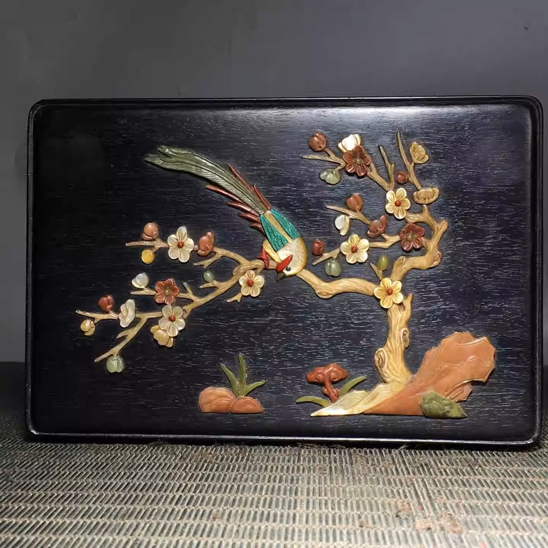 Small-leaf sandalwood inlaid multi-treasure storage box: Dimensions: Length 18cm, Width 12cm, Height 7cm Weight: 592g