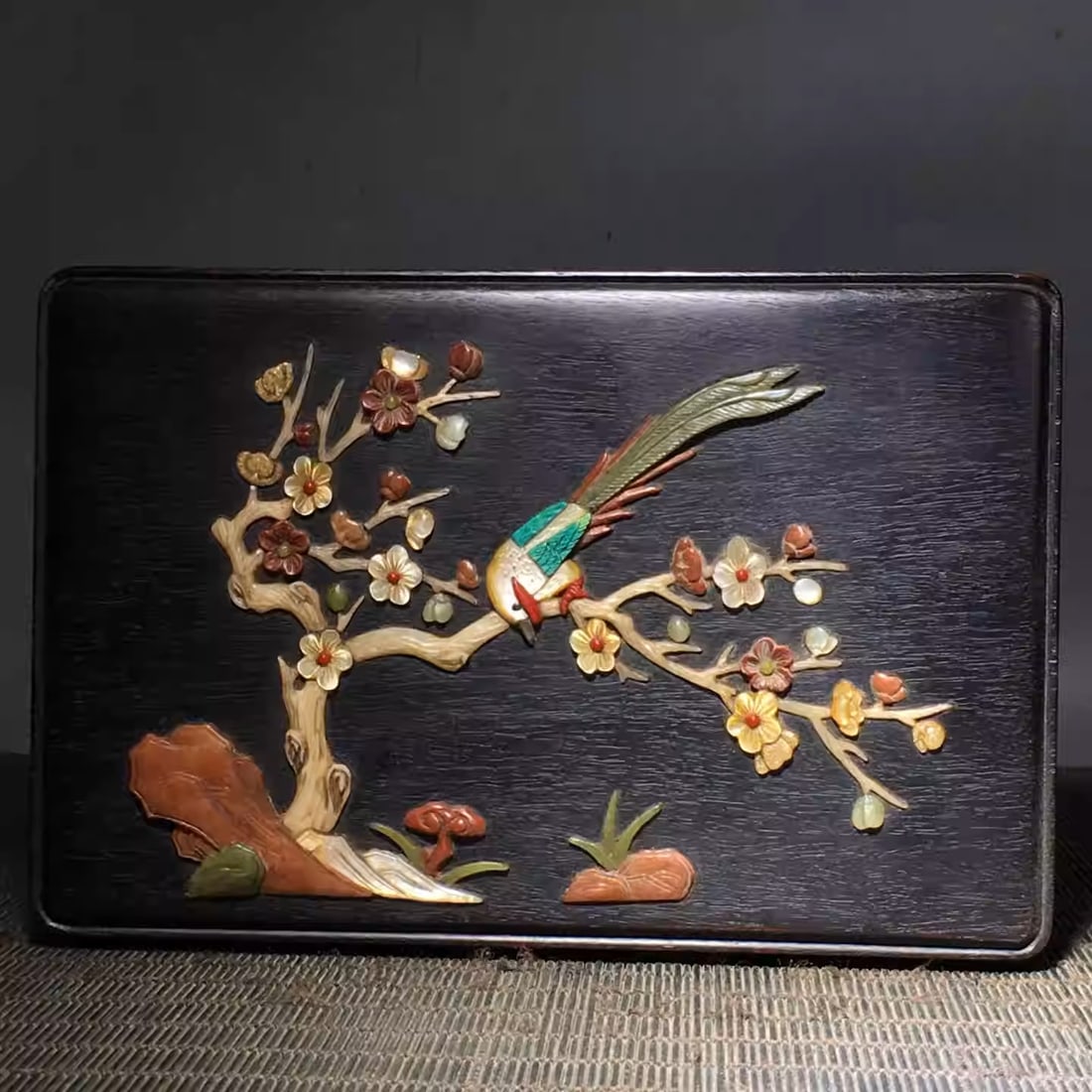Small-leaf sandalwood inlaid multi-treasure storage box: Dimensions: Length 18cm, Width 12cm, Height 7cm Weight: 580g