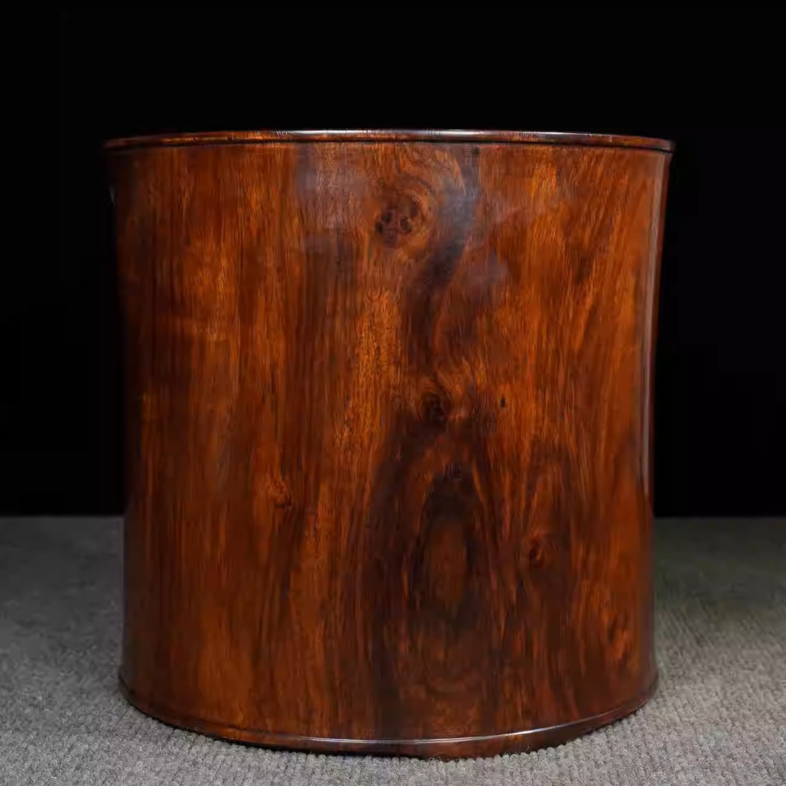 Rosewood round pen holder: Dimensions: Width 26cm, Height 25cm Weight: 3.25kg