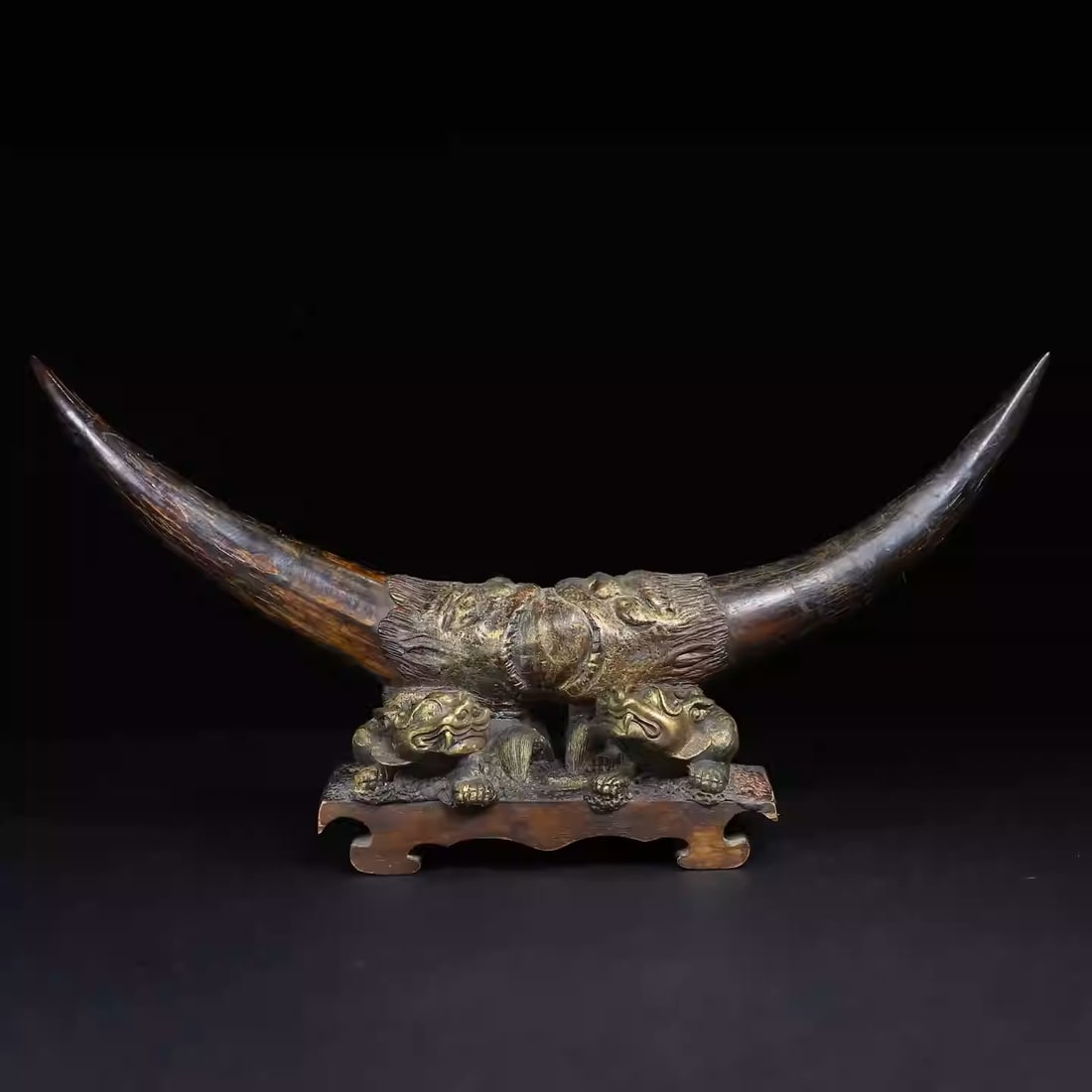 Ox horn inlaid with wood carvings and gilded auspicious beast base, double-horned ornament: Dimensions: Length 40.5cm, Width 10cm, Height 19cm Weight: 1535g