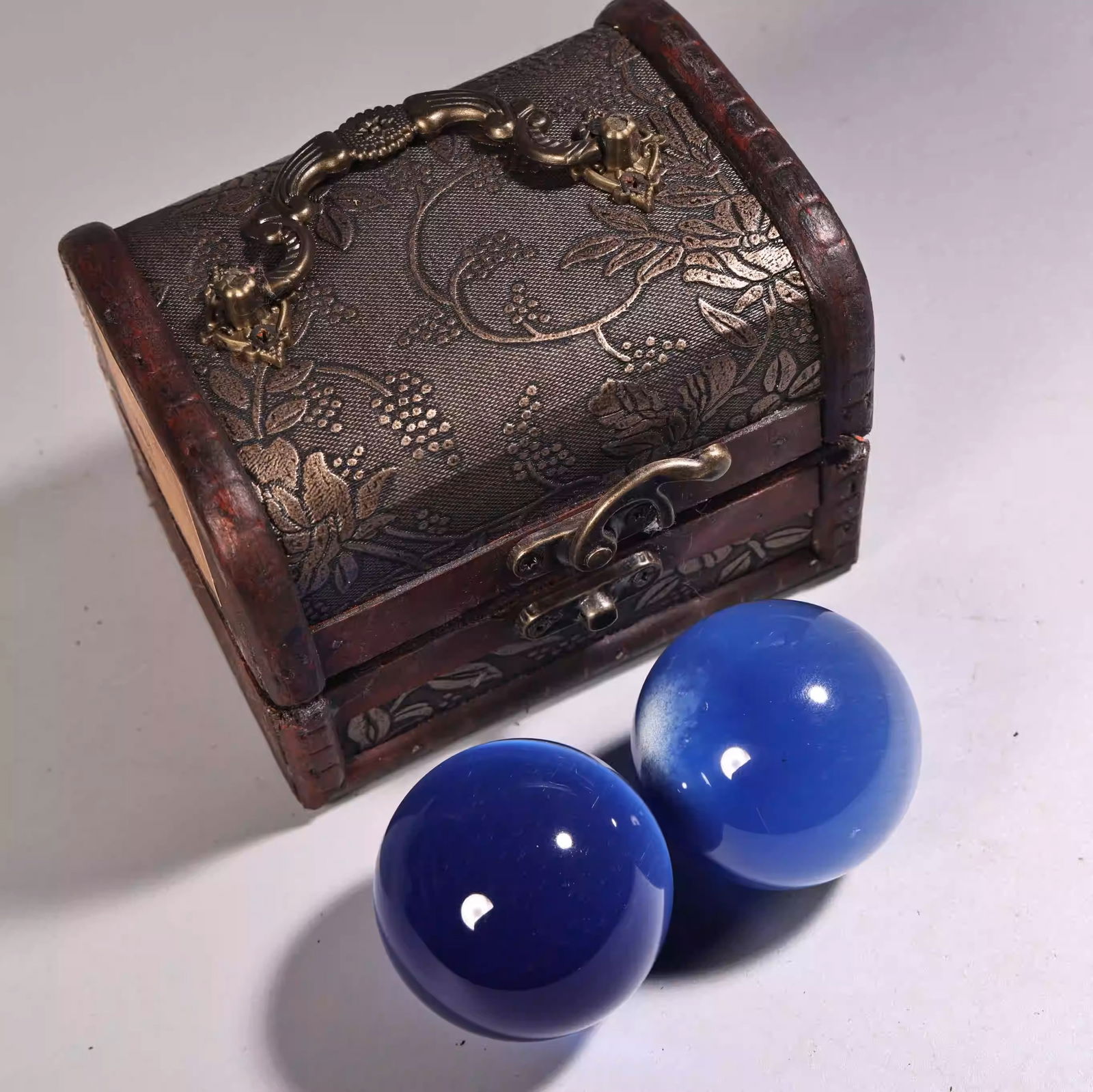 A pair of cat's eye stone exercise balls/handballs with an old wooden box: The ball weighs 140 grams and has a diameter of 5 centimeters.