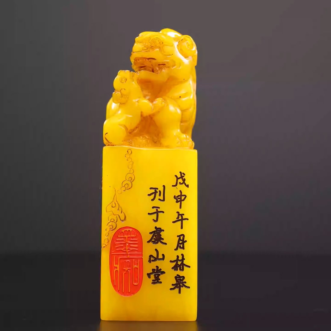 Tianhuang stone seal is exquisitely carved with a deep bond between mother and child: Dimensions: Length 4cm, Width 4cm, Height 12cm Weight: 410g