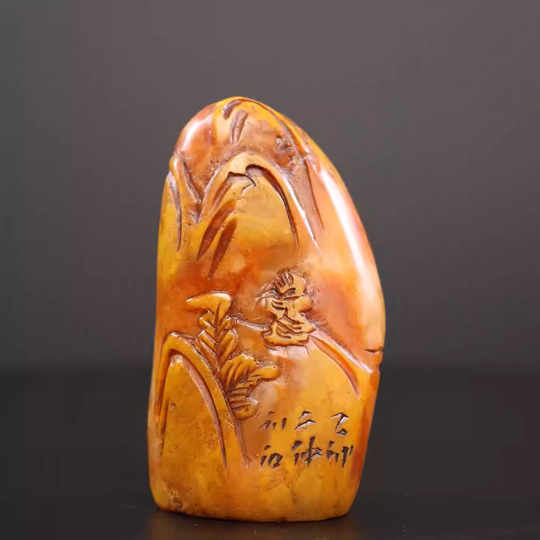 Tianhuang stone seal with exquisite bas-relief carving: Dimensions: Length 4.5cm, Width 4cm, Height 8.5cm Weight: 270g