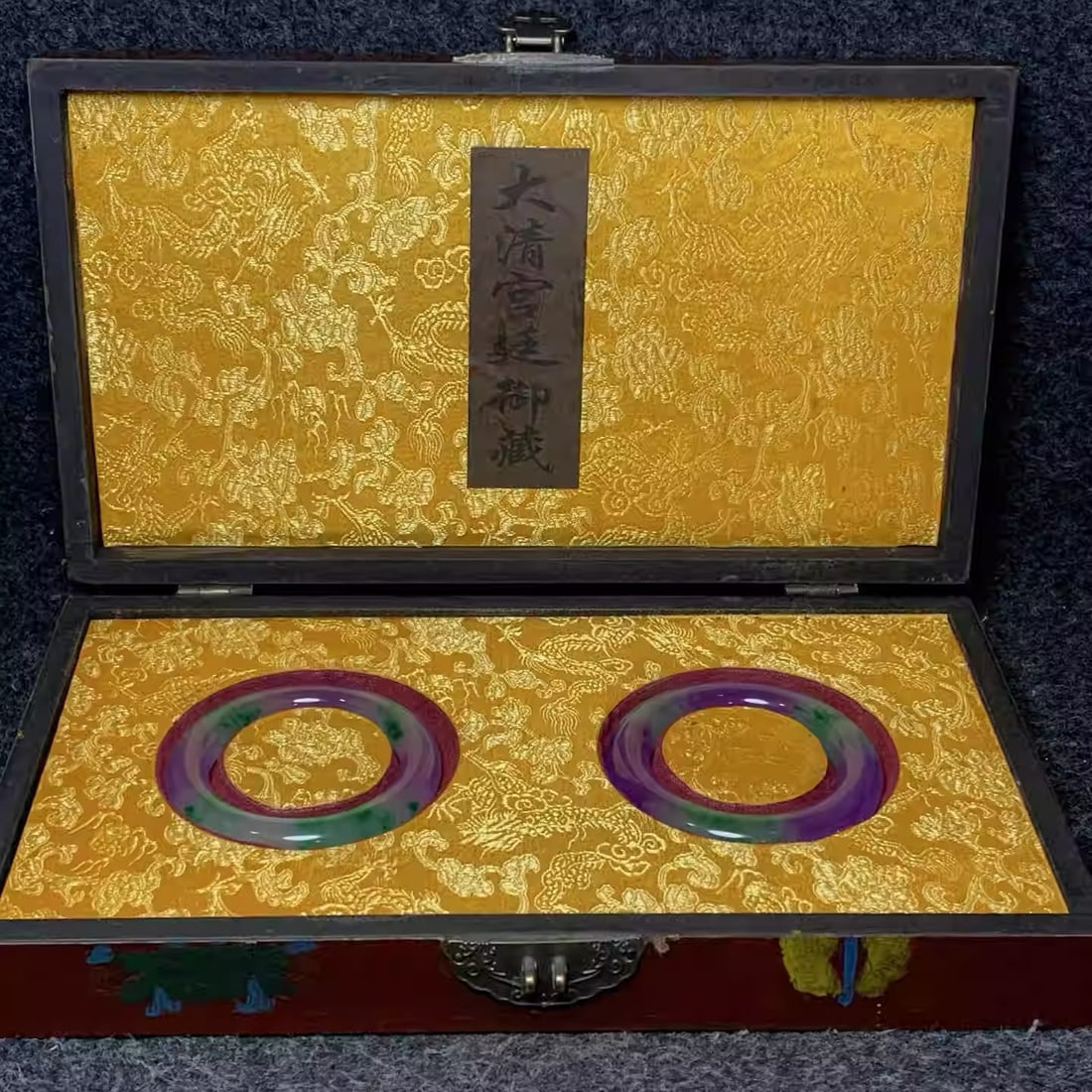 A pair of bracelets with a lacquerware collection box: Collection Box Dimensions: Length 32m, Width 18cm, Height 6.5cm