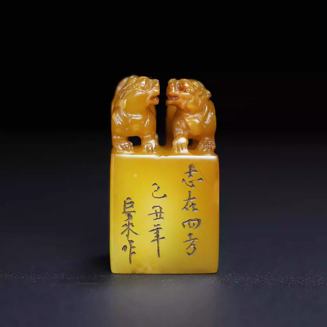 Shoushan stone and Tianhuang stone carving seal: Dimensions: Length 3cm, Height 5.3cm Weight: 84g