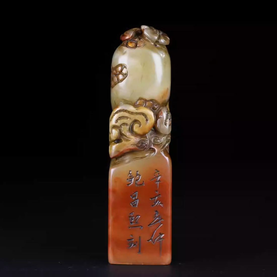 Shoushan stone carving of auspicious and longevity-themed seal: Dimensions: Length 2.8cm, Width 2.8cm, Height 10.5cm Weight: 176g