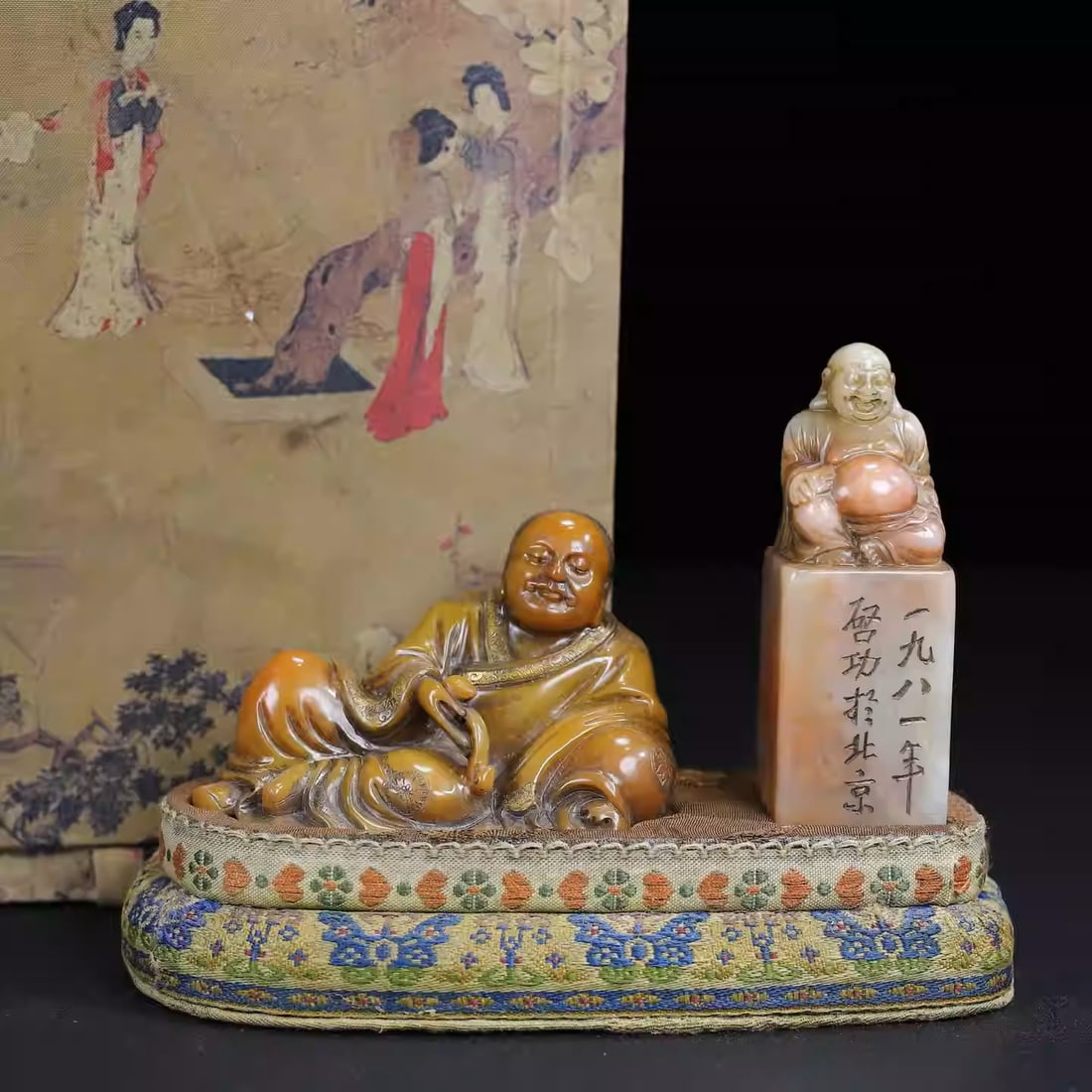 Two-piece set of Shoushan stone carvings of Arhat and Maitreya Buddha seal: Arhat Dimensions: Length 8.5cm, Width 4cm, Height 5cm; Seal Dimensions: Length 3cm, Width 3cm, Height 8.5cm, Total Weight: 280g