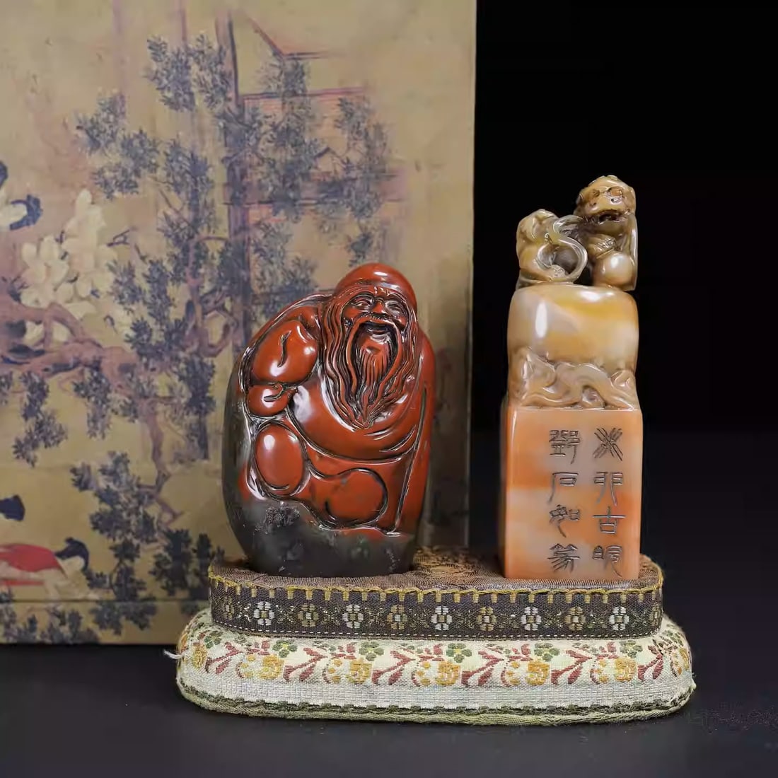 Two-piece set of Shoushan stone carvings: Longevity God Seal and Auspicious Beast Button Seal: Longevity God Seal Dimensions: Length 5cm, Width 2.6cm, Height 8.5cm; Auspicious Beast Button Seal Dimensions: Length 3.2cm, Width 3.2cm, Height 10cm, Total Weight: 390g