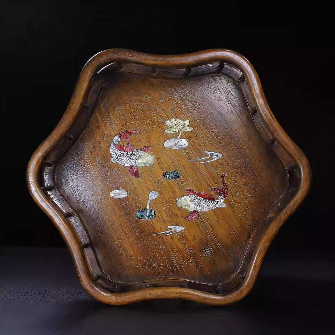 Rosewood tea tray inlaid with seashells in the shape of a flower: Dimensions: Length 33cm, Width 28cm, Height 9cm
