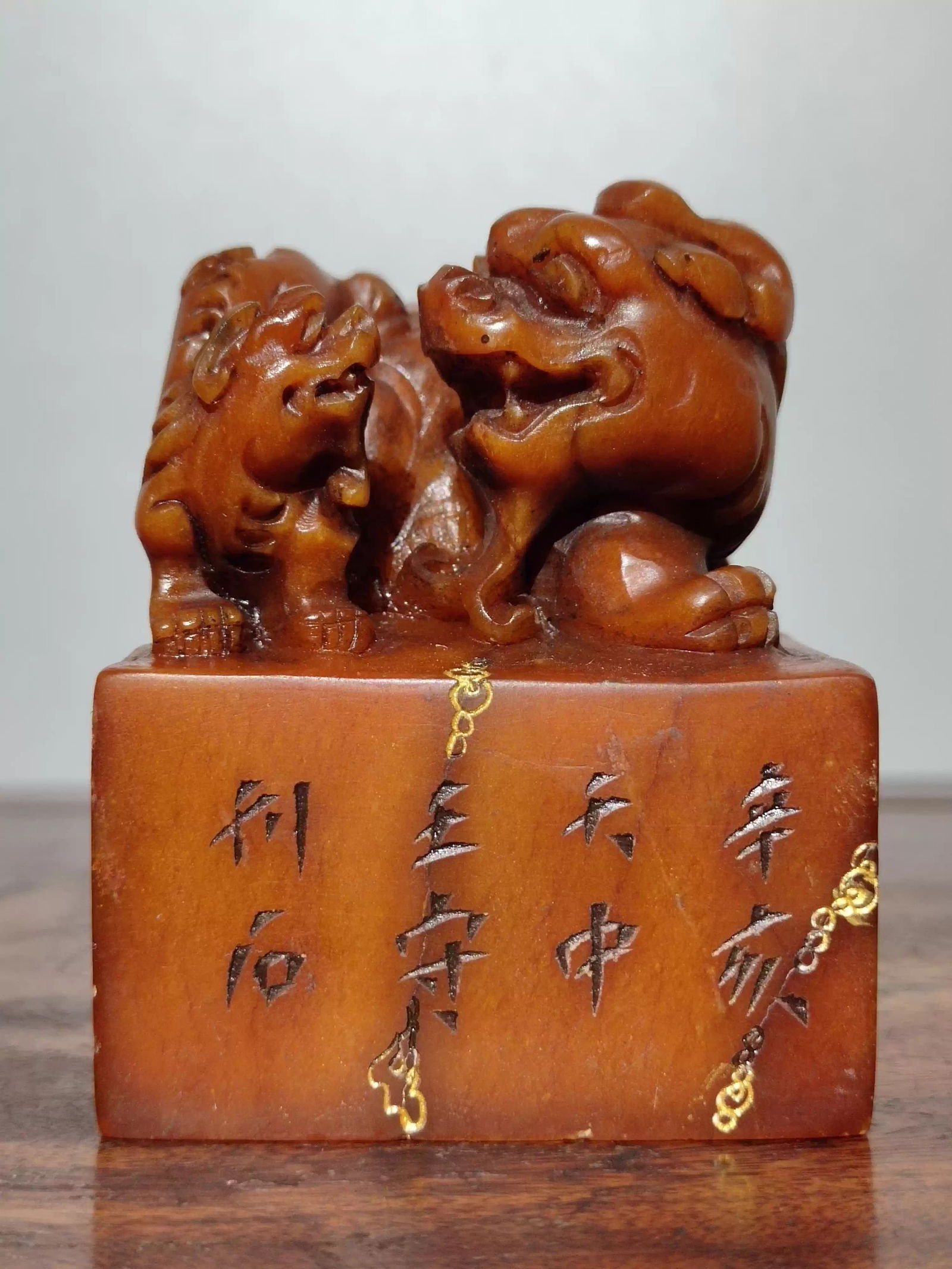 A Tianhuang stone seal carved with the theme "Deep Affection Between Mother and Child": Dimensions: Length 6cm, Width 6cm, Height 7.5cm Weight: 525g