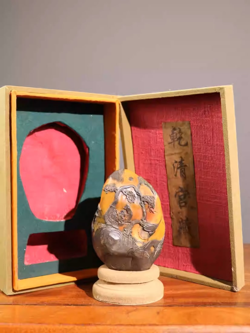 Tianhuang stone seal exquisitely carved with bas-relief of pine trees and elegant gatherings: Dimensions: Length 7.5cm, Width 7.5cm, Height 11cm Weight: 785g