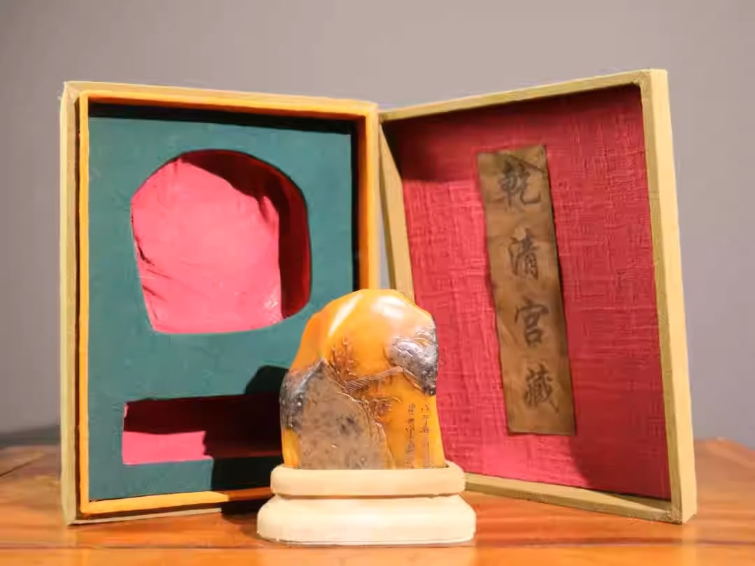 Tianhuang stone seal exquisitely carved in shallow relief: Dimensions: Length 7.5cm, Width 5cm, Height 8.5cm Weight: 455g