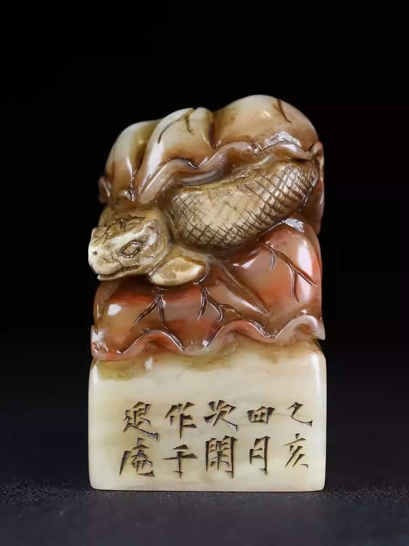 Shoushan stone bas-relief seal ornament: Dimensions: Length 4.3cm, Width 4.3cm, Height 7cm Weight: 289g