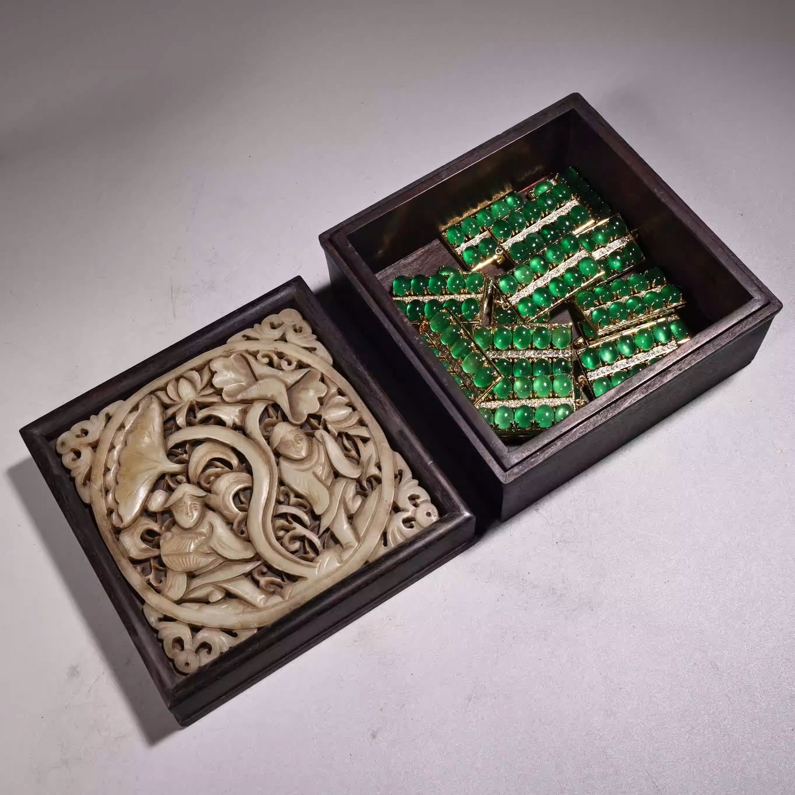 10 jade bead abacus pendants with an ebony box inlaid with jade: Each Pendant Dimensions: Length 5cm, Width 3cm, Weight: 16g