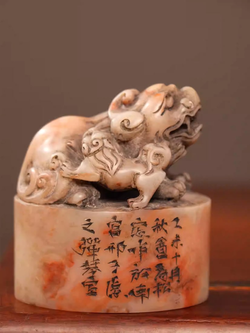 Exquisitely carved Shoushan stone seal featuring a tiger and its cubs: Dimensions: Length 7cm, Width 5.3cm, Height 7.5cm Weight: 410g