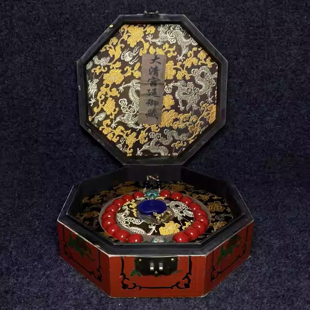 Imperial Lacquer Collector's Box Housing a Coral "Eighteen-Bead" Hand Rosary: Handheld size: 20 mm in diameter; Lacquer box dimensions: 24/24/9 cm (L/W/H).