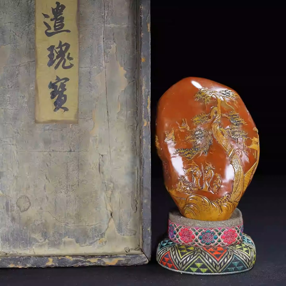 Shoushan Stone Carving Landscape and Figure Seal Ornament: Dimensions: Length 10cm, Width 7.5cm, Height 15cm Weight: 1382g