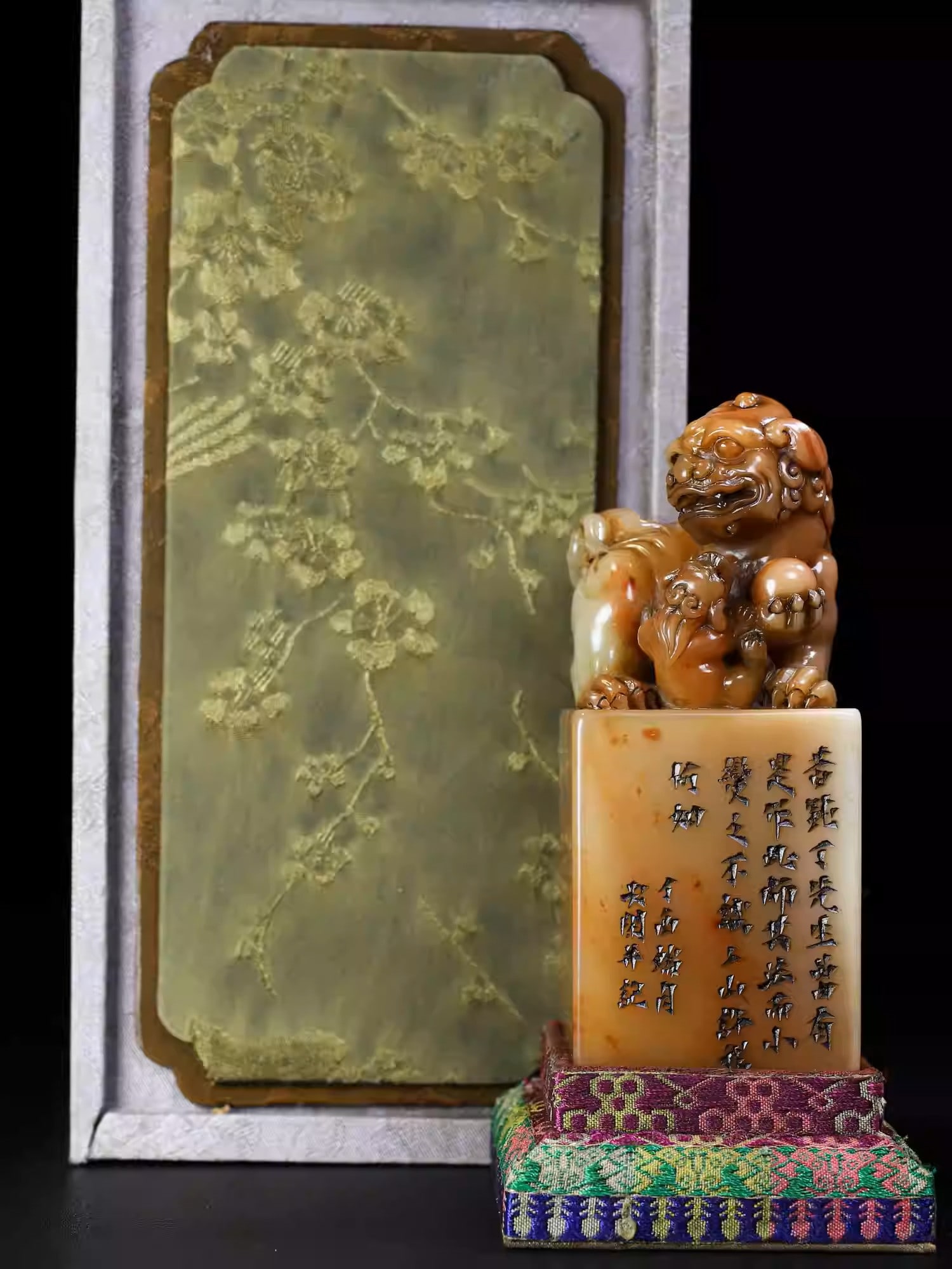 Shoushan Stone Seal Carving: "Mother and Child Beasts Playing with a Pearl" Ornament: Dimensions: Length 4.8cm, Width 4.8cm, Height 11.5cm Weight: 466g