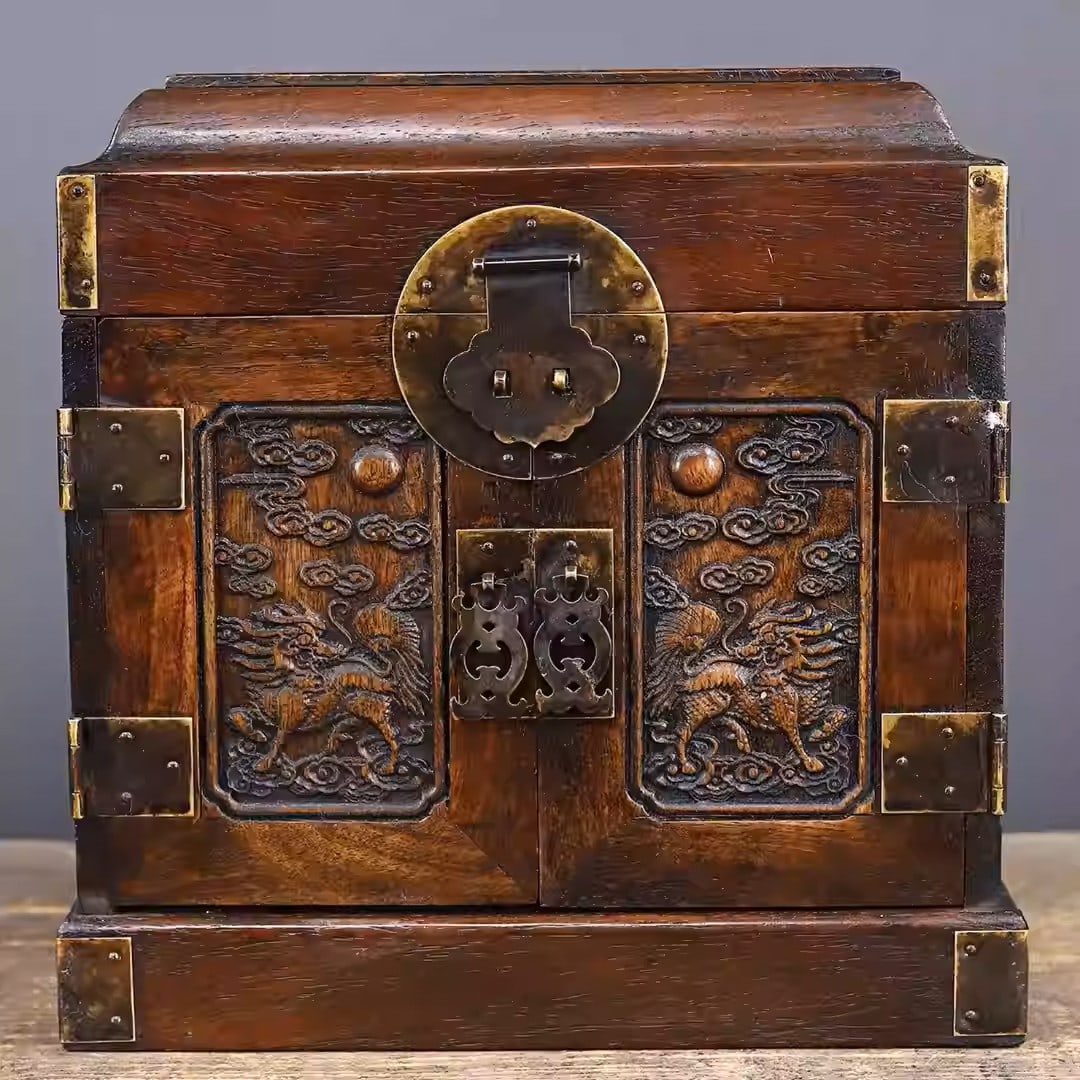 Precious rosewood relief-carved box: Length: 25 cm, Width: 18 cm, Height: 25 cm, Weight: 2329 grams