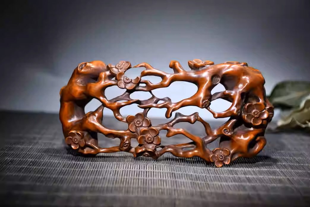 Boxwood intricately carved pen holder with plum blossom design: Dimensions: Length 14cm, Width 7cm, Height 3cm Weight: 63g