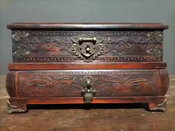 Red sandalwood jewelry box with exquisite carved floral patterns: Dimensions: Length 26cm, Width 16cm, Height 16cm Weight: 1950g