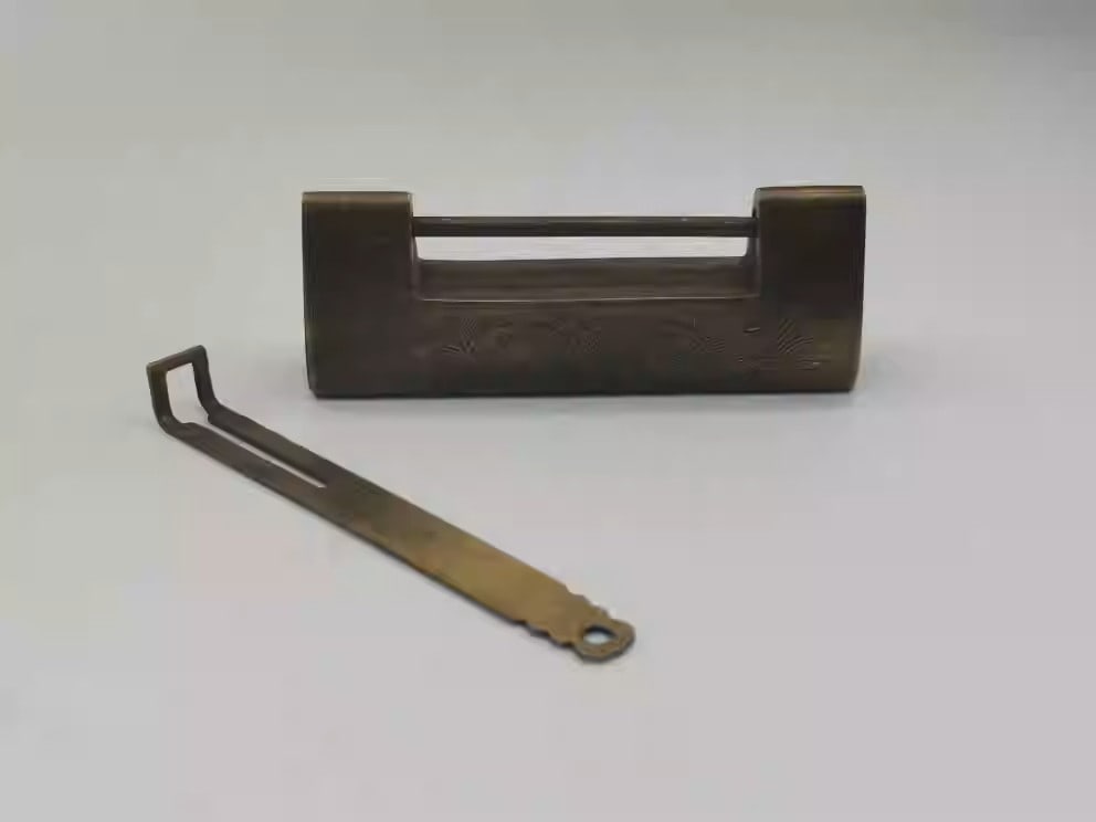 Brass double fish lock: Dimensions: Length 8.5cm, Width 1.5cm, Height 3.5cm Weight: 67g