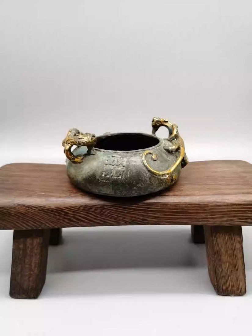Gilt bronze ashtray with double dragon design: Diameter: 8 cm, Height 5cm, Weight: 194 grams