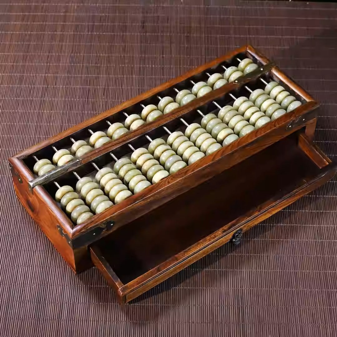 A wooden-framed abacus with jade beads from the fifteenth year of the Republic of China (1926), from: Length 31 cm, width 12.4 cm, thickness 6.3 cm, weight 1480 grams.