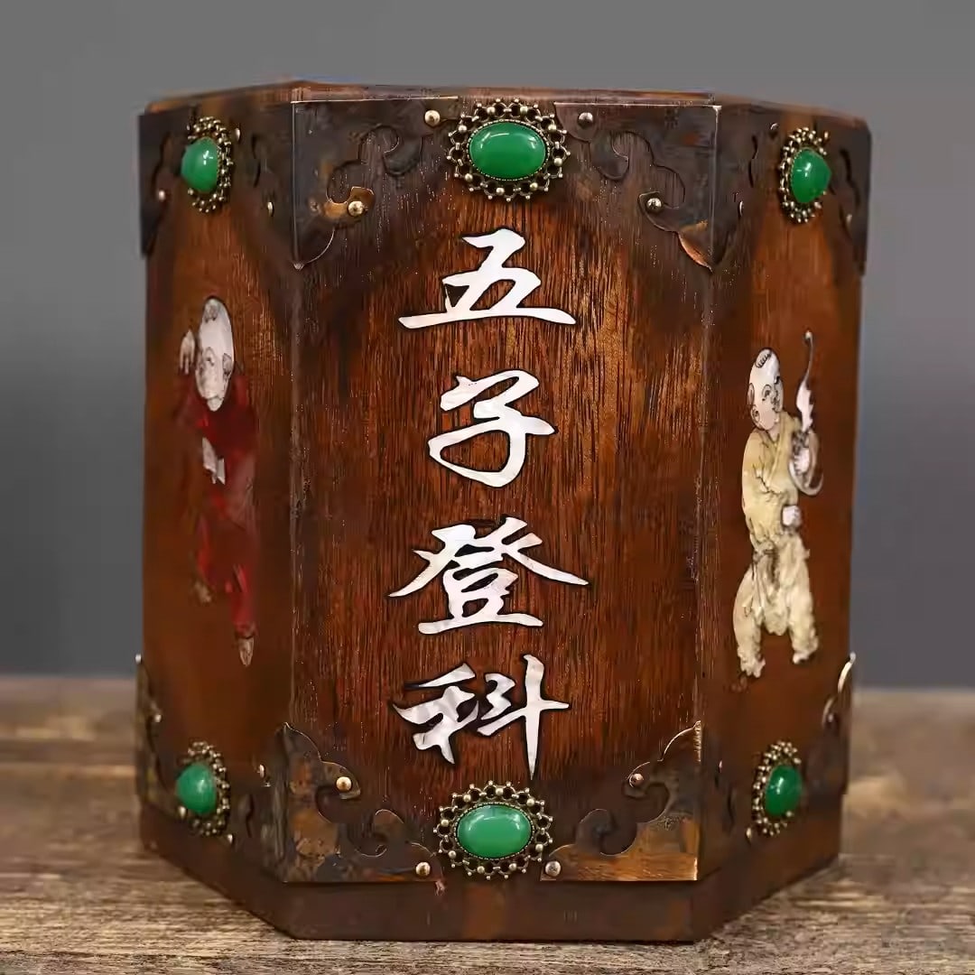 A rosewood pen holder inlaid with mother-of-pearl and gemstones, depicting the "Five Sons Achieving: Dimensions: Length 16cm, Width 14cm, Height 16cm Weight: 573g