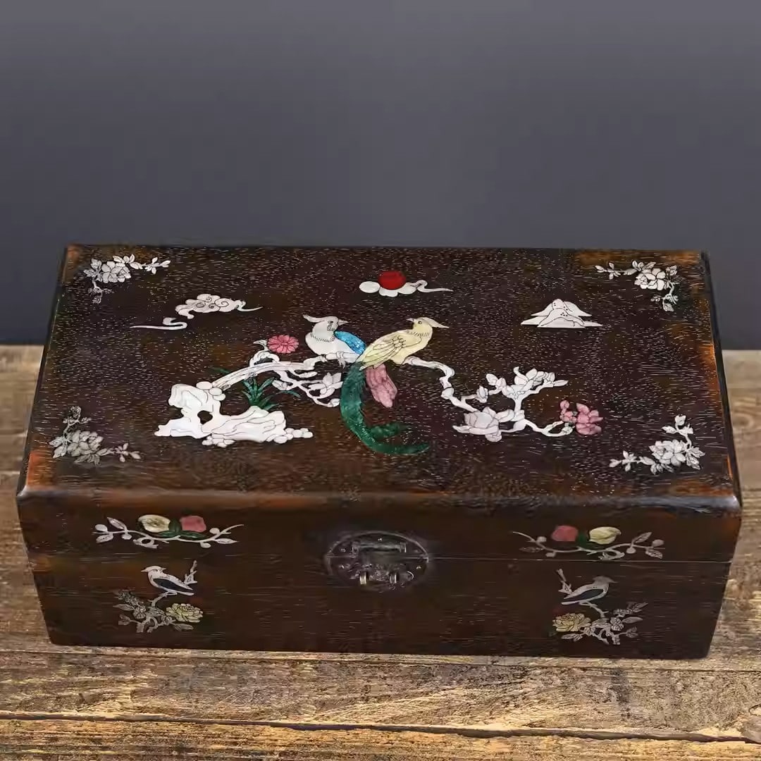 Sandalwood treasure chest inlaid with mother-of-pearl: Length 35 cm, width 17 cm, height 14 cm, weight 1781 grams.