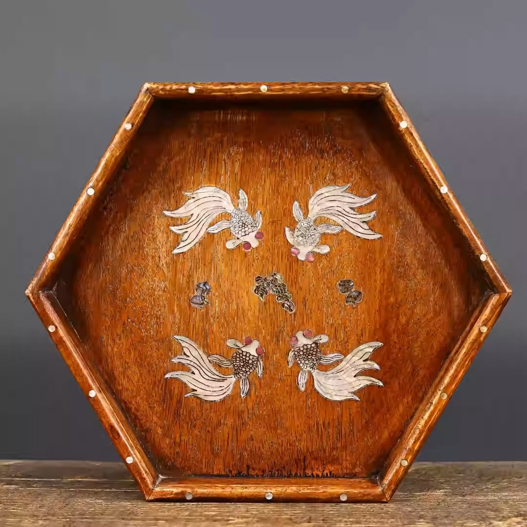 Rosewood hexagonal tray inlaid with mother-of-pearl depicting a motif of abundance year after year: Length 33 cm, height 28 cm, weight 800 grams.