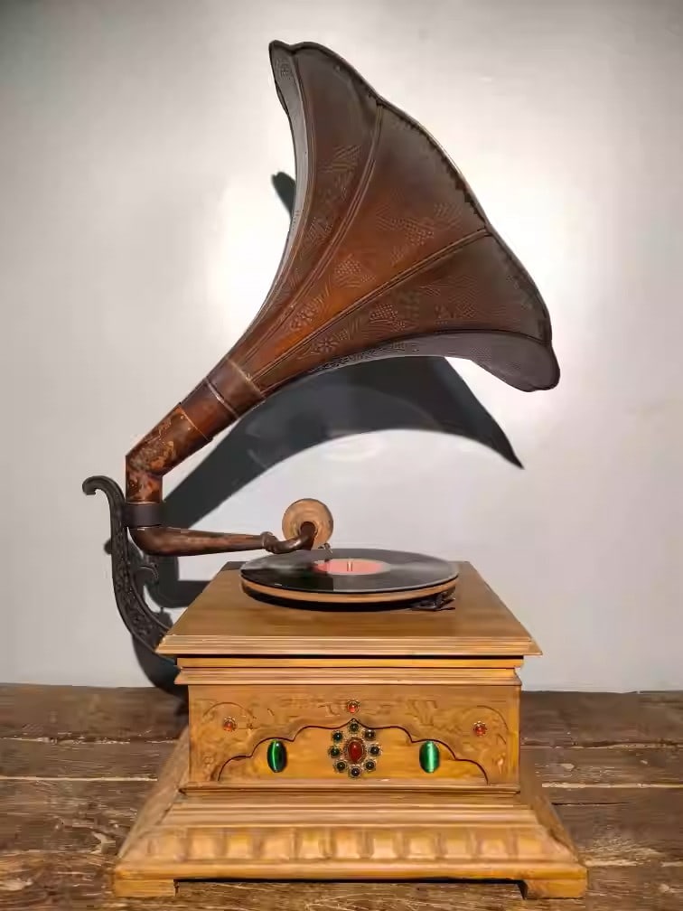 Solid wood hand-cranked record player - 3