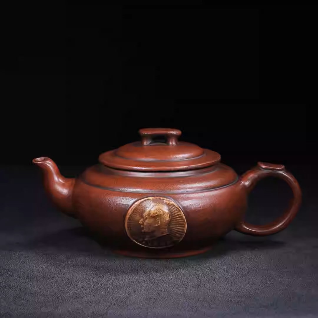Yixing Cultural Revolution-era Zisha Teapot: Base mark: Zhou GuizhenDimensions: 19/8 cmCapacity: 400 ccZisha clay type: Original ore bottom-layer clay