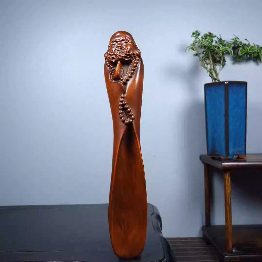 Boxwood finely carved Dharma Arhat meditating tea scoop: Length: 16 cm, Width: 3 cm, Height: 2.5 cmWeight: 30 grams