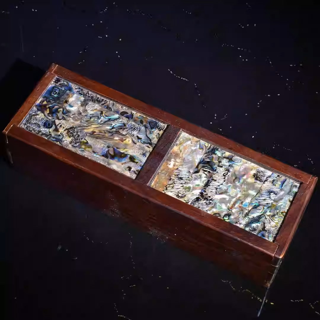 Rosewood mechanical box inlaid with mother-of-pearl: Length 21 cm, width 7 cm, height 5 cm, weight 330 grams