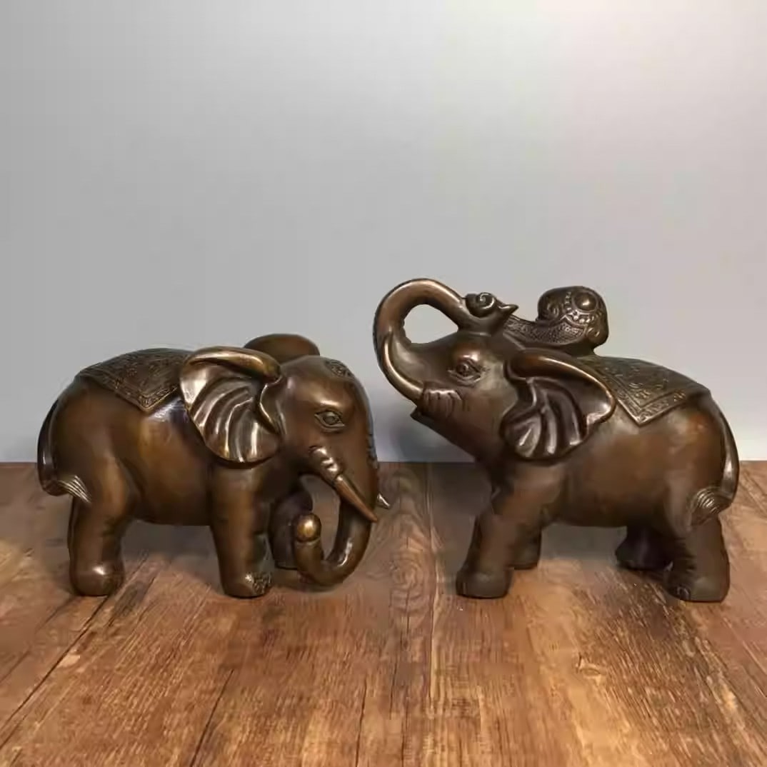 A pair of pure copper auspicious elephants: Length 17.5 cm, width 9.5 cm, height 14.5 cm, total weight 1930 grams.