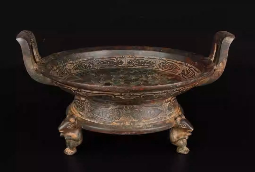 Bronze vessel with bear-shaped feet and inscription: Length: 25.5 cm, Width: 21.5 cm, Height: 13.5 cmWeight: 1700 grams