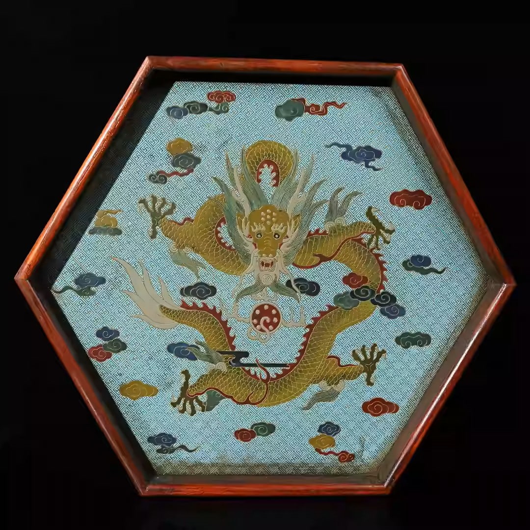 Rosewood hexagonal tea tray carved with a dragon playing with a pearl: Length 36 cm, width 31 cm, height 4.5 cm.