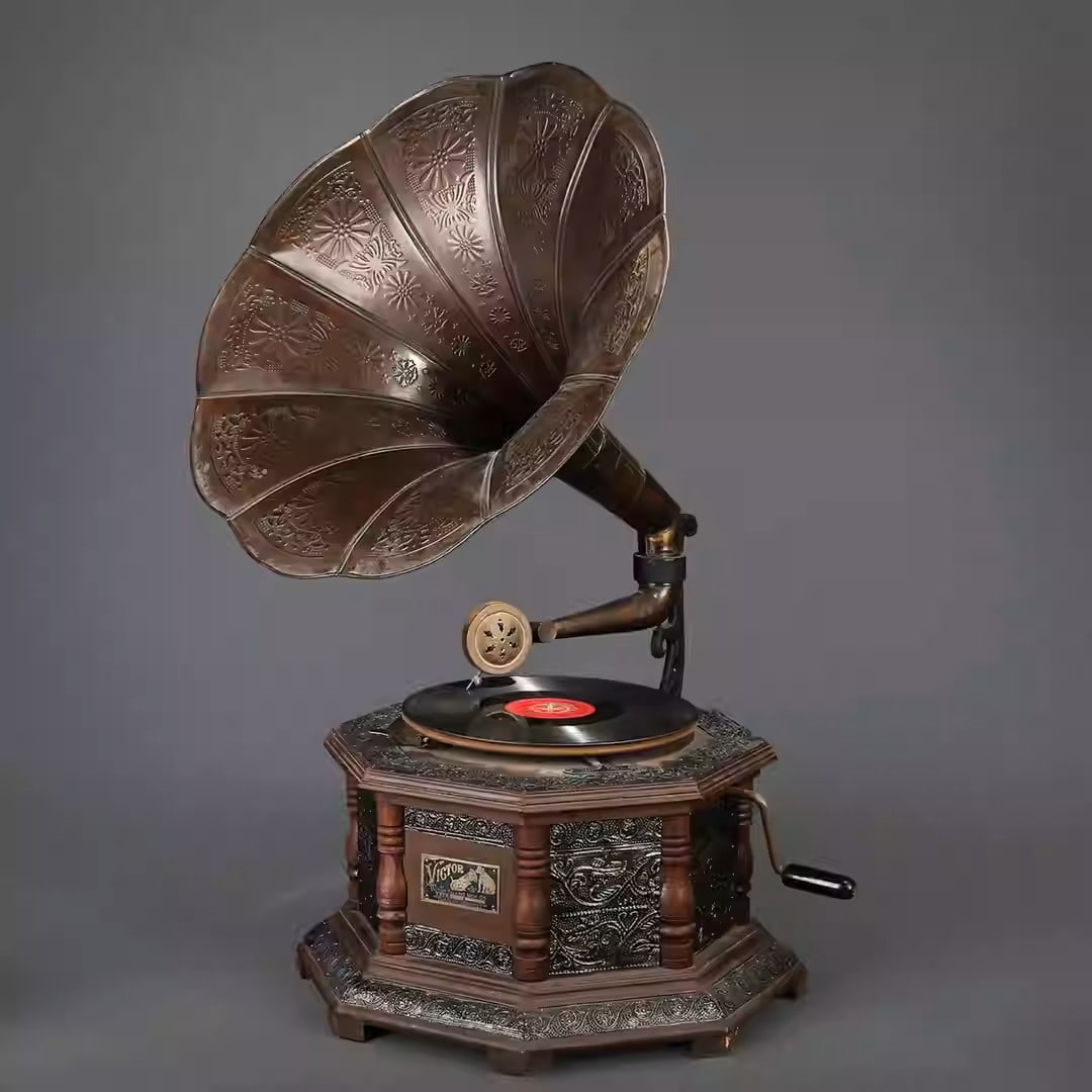 Copper hand-cranked gramophone: Height: 78 cm, Width: 40 cmSpeaker diameter: 48 cm