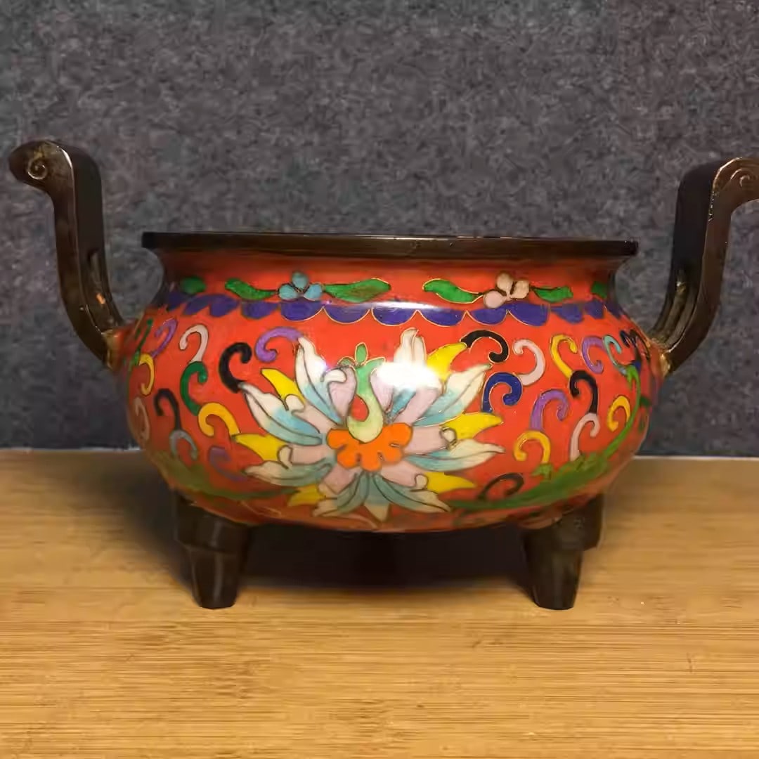 Cloisonné enamel incense burner: Height: 12 cm, Width: 18 cm, weight 1150 grams.