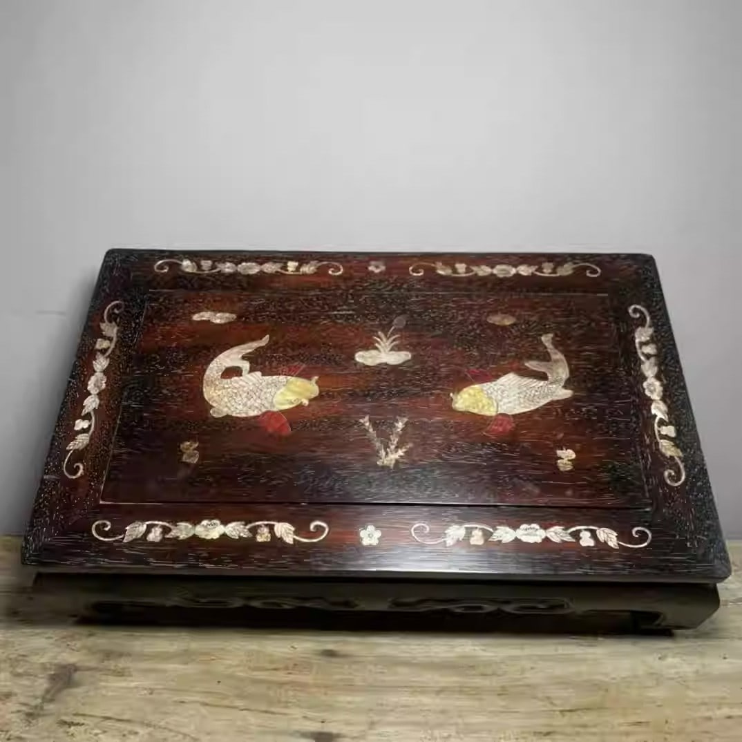 Rosewood tea table inlaid with mother-of-pearl depicting a motif of abundance year after year: Length 50 cm, width 30 cm, height 14 cm.