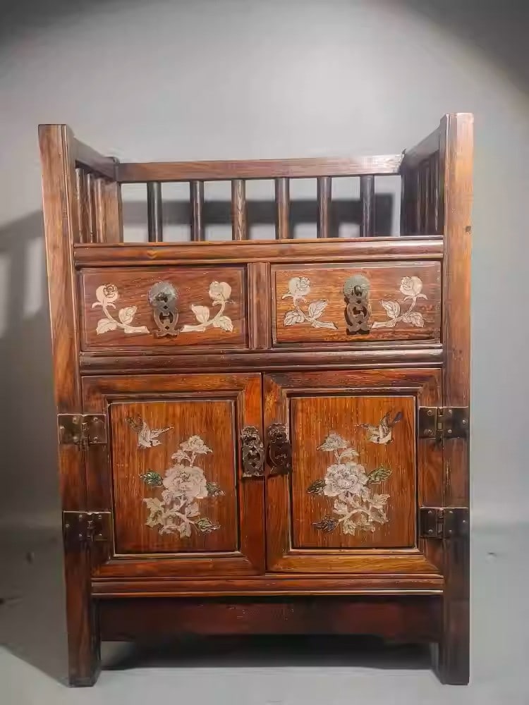 Rosewood tea cabinet inlaid with colorful seashells: Length 35 cm, width 20 cm, height 48 cm, weight 4970 grams.